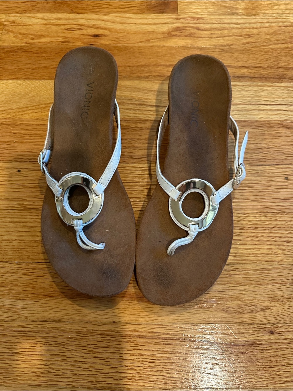Vionic White Leather Ring-Accent Thong Sandals